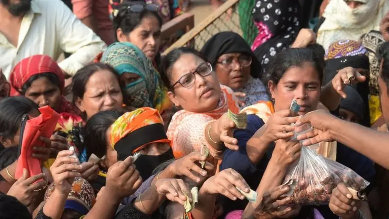 টিসিবি ট্রাক থেকে কম দামে পেঁয়াজ ক্রয়ের জন্য প্রতিদিন ভিড় করছেন হাজার-হাজার মানুষ।