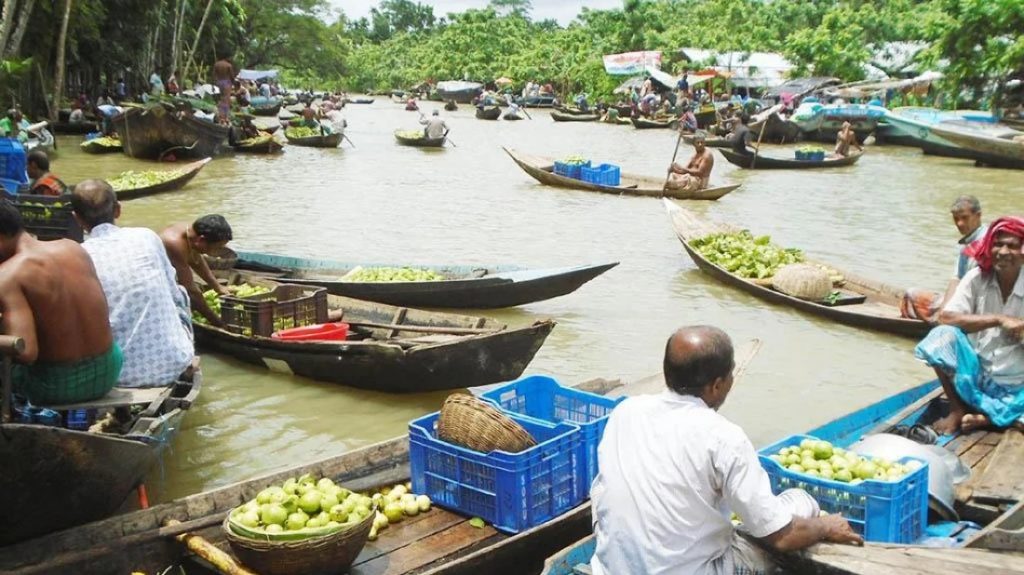 জমে উঠেছে ঝালকাঠির ভাসমান হাট পেয়ারার হাট