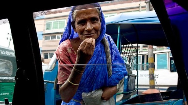বাংলাদেশের চট্টগ্রাম শহরে ভিক্ষা করে জীবিকা নির্বাহ করেন এই নারী