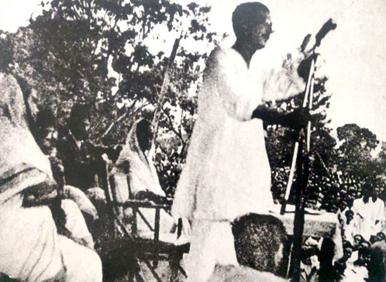 আর্মানিটোলা ময়দানে ১৯৫৩র মে মাসে আওয়ামী মুসলিম লীগ আয়োজিতেএক জনসভায় ভাষণ দিচ্ছেন শেখ মুজিবুর রহমান