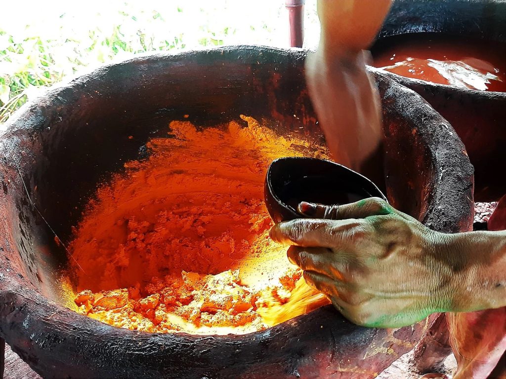 রং মেশাচ্ছেন এক শ্রমিক।
