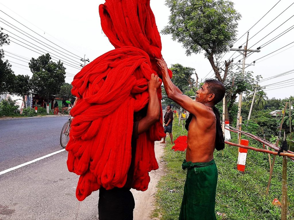 সুতায় চোখমুখ ঢেকে গেছে।